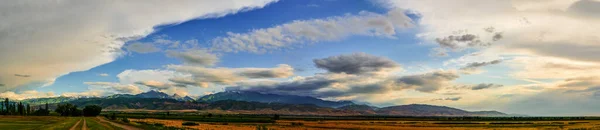 Панорама Горной Долины Летом Облачное Небо Сказочный Закат Над Горными — стоковое фото