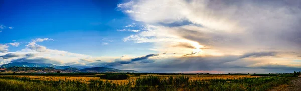 Панорама Горной Долины Летом Облачное Небо Сказочный Закат Над Горными — стоковое фото