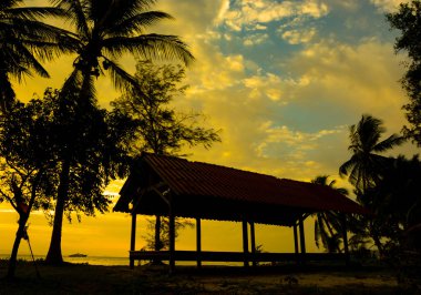 Siluet rahatla kulübe Seaside Beach, alacakaranlık gökyüzü günbatımı ışıklık bulut arka planda
