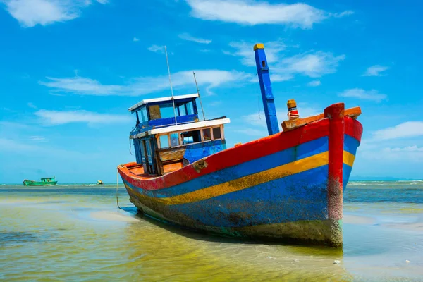 Bateau Pêche Reçu Sur Sable Mer Faible Marée Dimanche Ciel — Photo