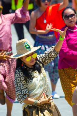 Ko Samui, Tayland, 13 Nisan 2018: Güzel Taylandlı kadın ve partisini Tay geleneksel kostümleri geçit su Festivali Thais Songkran gün yeni yıl kasaba yolu üzerinde dans klasik.