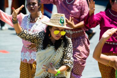 Ko Samui, Tayland, 13 Nisan 2018: Güzel Taylandlı kadın ve partisini Tay geleneksel kostümleri geçit su Festivali Thais Songkran gün yeni yıl kasaba yolu üzerinde dans klasik.