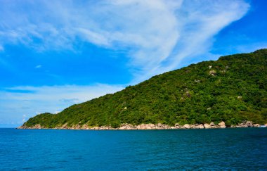 Ada Okyanusu, güneşli mavi gökyüzü bulut arka plan