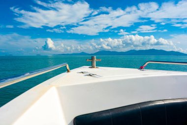 Merhaba sürat ada hedef, güneşli bir gün mavi deniz yolculuk sırasında hareket gökyüzü bulut su arka plan üzerinde