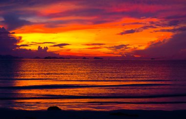 İnanılmaz dramatik alacakaranlık gökyüzü bulut üzerinde okyanus, harika renkli ışık yansıması