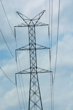 Yüksek gerilim elektrik kablo hattı direğinden, mavi gökyüzü bulut arka planda