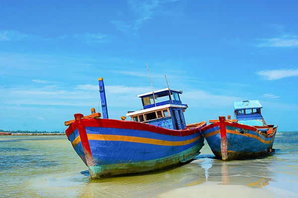 Bateau Pêche Reçu Sur Sable Mer Faible Marée Dimanche Ciel — Photo