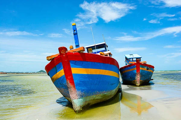 Bateau Pêche Reçu Sur Sable Mer Faible Marée Dimanche Ciel — Photo