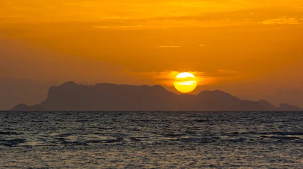 Sol Descendiendo Por Isla Wonderful Dramatic Evening Dusk Sky Antecedentes — Foto de Stock