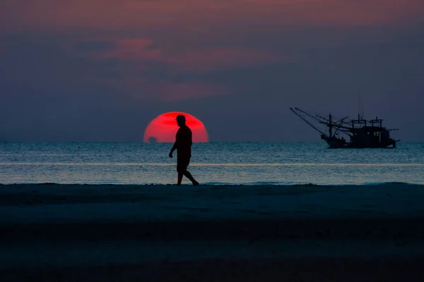 Silhouette Man Walking Sand Bank Seaside Sun Dramatic Twilight Sky — Foto de Stock