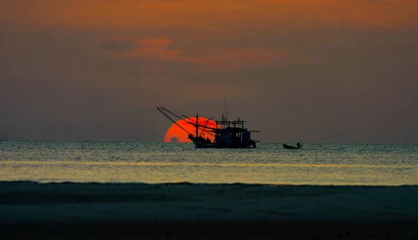 Silhouette Fischer Boot Seereise Mit Sonnenuntergang Versteckte Horizontlinie Ozean Dramatische — Stockfoto