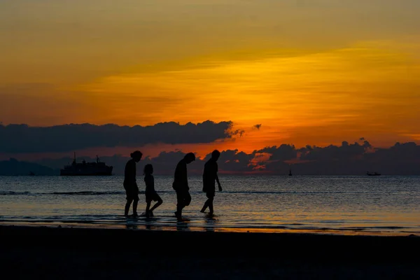Silhouette People Going Walk Water Nearby Beach Coast Dramatic Sky — Stock Photo, Image