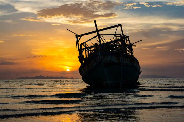 Balıkçı tekne karaya enkaz üzerinde düşük gelgit deniz, gün batımı dramatik akşam alacakaranlık gökyüzü arka plan bulut