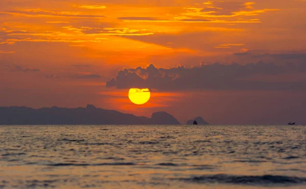黄昏時間夕暮れ空雲の水と海の島の上 — ストック写真