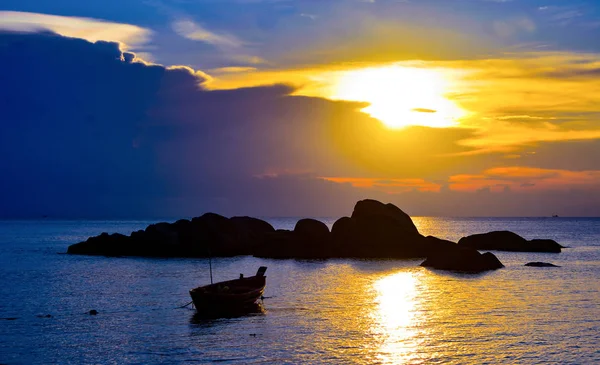 Siluet tekne ve deniz Seaside, alacakaranlık akşam dışarı doğal göz taşlara gökyüzü arka plan bulut