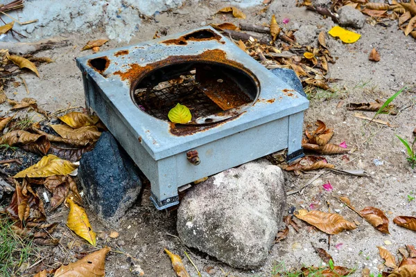 Değiştirilmiş gaz soba kullanılan Barbekü için yerde yangın yanık kömür ile geri dönüşümlü