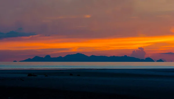 Harika akşam gökyüzü Twilight bulut üzerinde okyanus, siluet Adaları, manzara plaj dikkat et