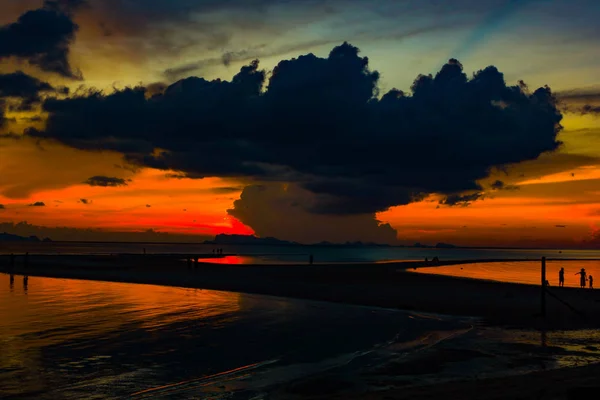 Wunderbarer Himmel Dämmerungswolke Über Meer Und Inseln Silhouette Menschen Die — Stockfoto