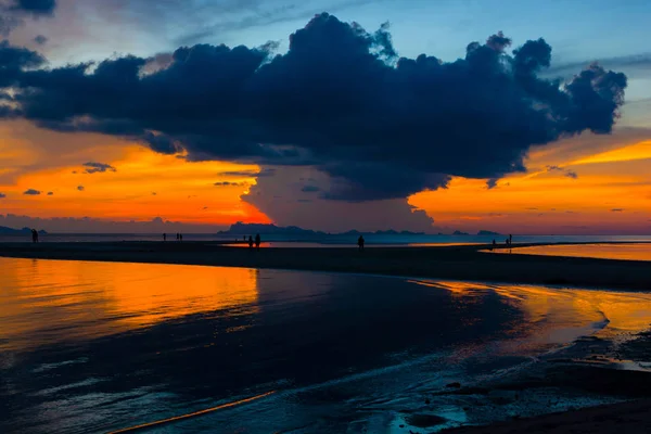 Preto Cloud Dramatic Twilight Sky Sobre Água Banco Areia Seaside — Fotografia de Stock