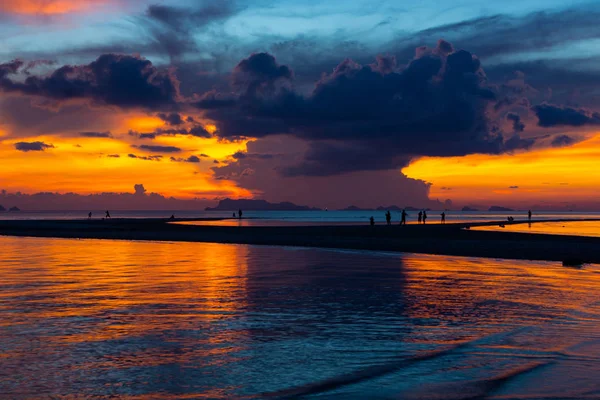 Wunderbarer Himmel Dämmerungswolke Über Meer Und Inseln Silhouette Menschen Die — Stockfoto