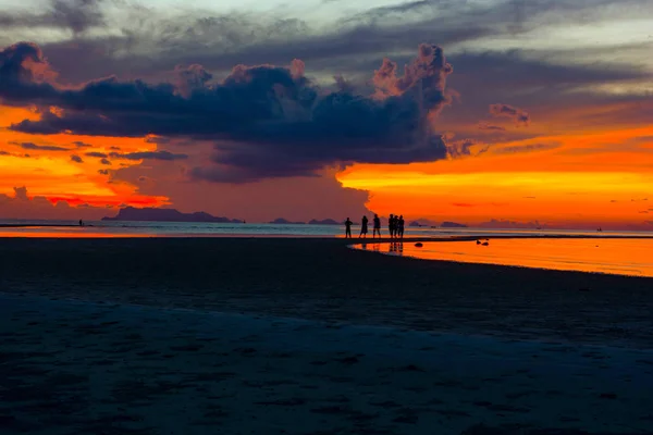 Des Personnes Silhouettes Prennent Une Marche Sur Plage Banque San — Photo