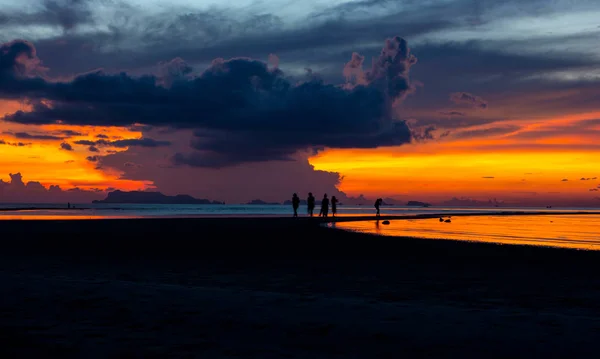 Ciel Dramatique Événement Wonderful Twilight Cloud Ocean Silhouette People Walking — Photo