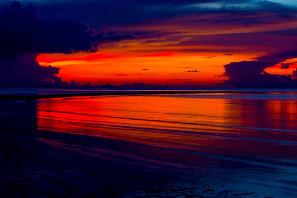 Colorful Twilight Sky Dark Cloud Ocean Com Reflecção Beautiful Água — Fotografia de Stock