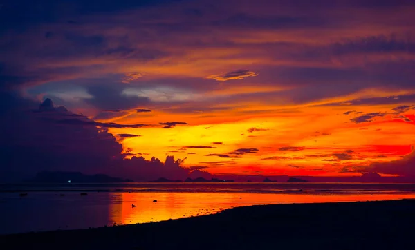 Wunderbare Dramatische Himmel Dämmerungswolke Über Insel Ozean Silhouette Strand Meer — Stockfoto