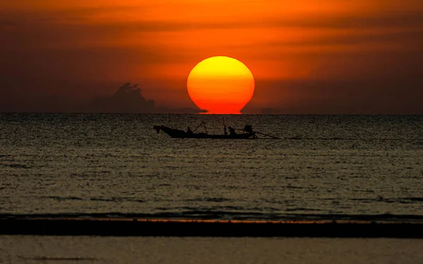 Omega Sunset Natural Phenomenon Sol Hidden Horizon Line Ocean Silhouette —  Fotos de Stock