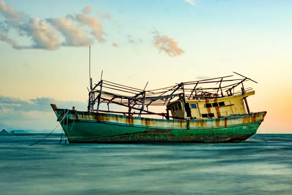 Barco Pesquero Desechado Mar Nubo Cielo Antecedentes — Foto de Stock