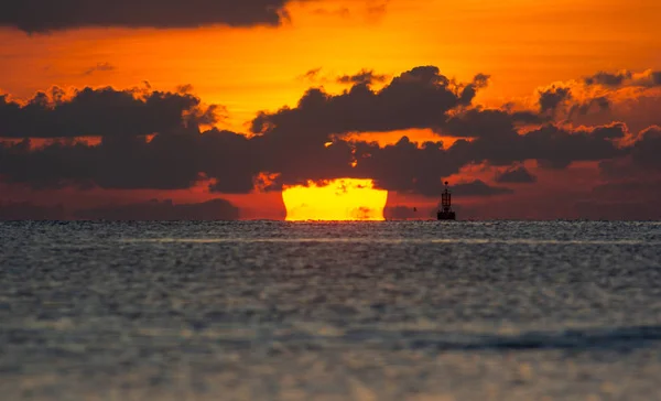 Omega Zonsondergang Natuurverschijnsel Sundown Verborgen Horizon Ocean Line Twilight Sky Stockafbeelding