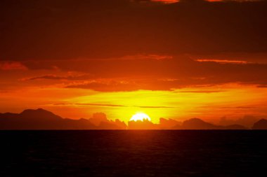 Okyanus Adası üzerinde dramatik ışıklık Twilight kara bulut 