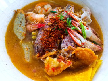 Baharatlı deniz mahsulleri çorbası 