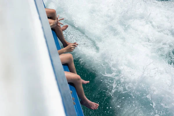 Turistas Sentados Barcos Pierras Abajadas Sobre Agua Con Espuma Ola —  Fotos de Stock