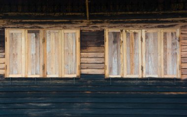 Eski Vintage ahşap evin pencereleri yan 