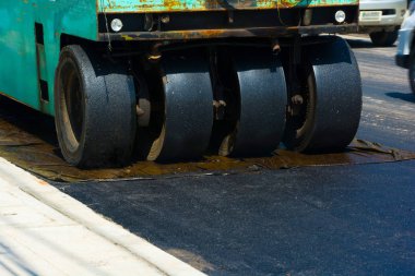 Asfalt yol yapım aşamasında, araba için yol yüzey işleme Bulamaç Cape Seal üzerinde çalışma