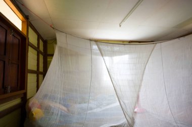 Cibinlik yatak eski Vintage ahşap evin, Güneş gündüz pencereden 