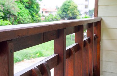 Antika ahşap evin balkon, bulanık arka plan