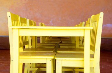 Sarı masa ve sandalye mobilya-Restoran, Pa, satır kümesinde