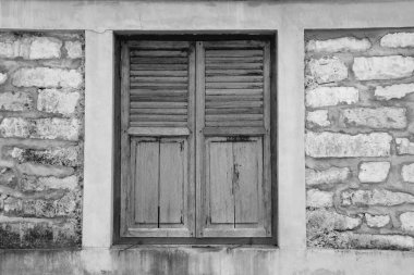 Çok eski tik ahşap pencere, lekeli çimento taş duvar ev