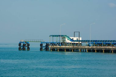 Seaport, bulutlu gökyüzü arka plan