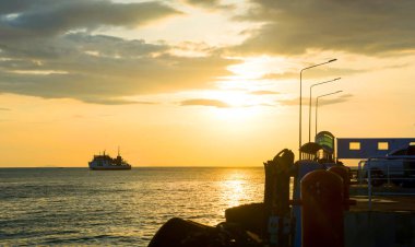Feribot tekne kalkış zamanı, parlak altın gökyüzü ışık gün batımı karanlık bulut arka plan önce akşam içinde liman
