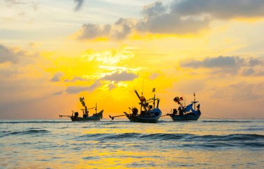 Siluet balıkçı tekneleri, altın Twilight bulut günbatımı arka plan