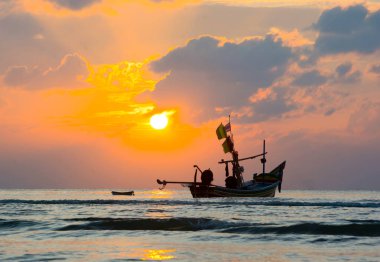 Müslüman-balıkçı tekne demirlemiş, gün batımı alacakaranlık gökyüzü bulut arka plan