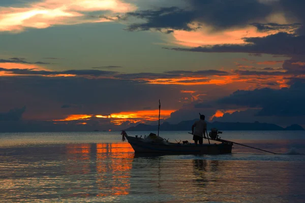 Silhouette Pêcheur Non Identifié Conduisant Long Tail Boat Mer Dans — Photo