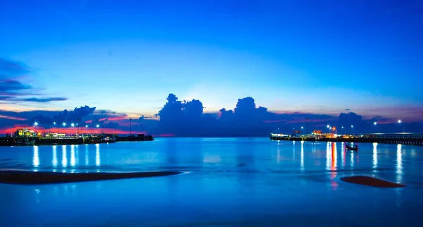 Dämmerungswolke Über Seehafen Elektrische Lampen Die Späten Abend Auf Meerwasser — Stockfoto