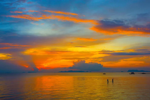 Wunderbare Abenddämmerung Himmel Der Küste Der Insel Mit Menschen Fuß — Stockfoto