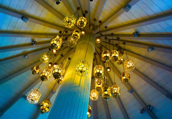 Elektrikli cam-lambalar asma ve lobide parlayan 