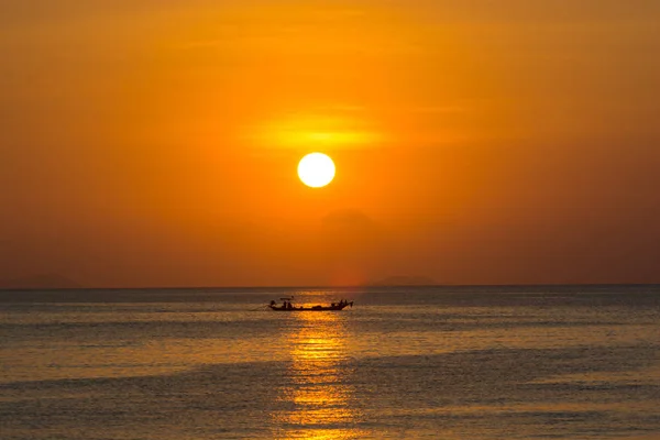 Мирный Кольментарий Моря Солнцем Вечернее Время Рыбацкая Лодка Проходящая Мимо — стоковое фото