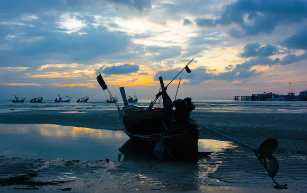 Barca Lunga Tail Pescatore Ancoraggiata Sulla Bassa Spiaggia Tempo Dopo — Foto Stock